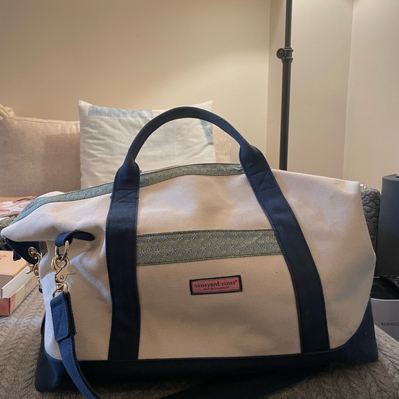 Gently used limited edition vineyard vines starfish canvas travel duffle bag! - Picture 5 of 6